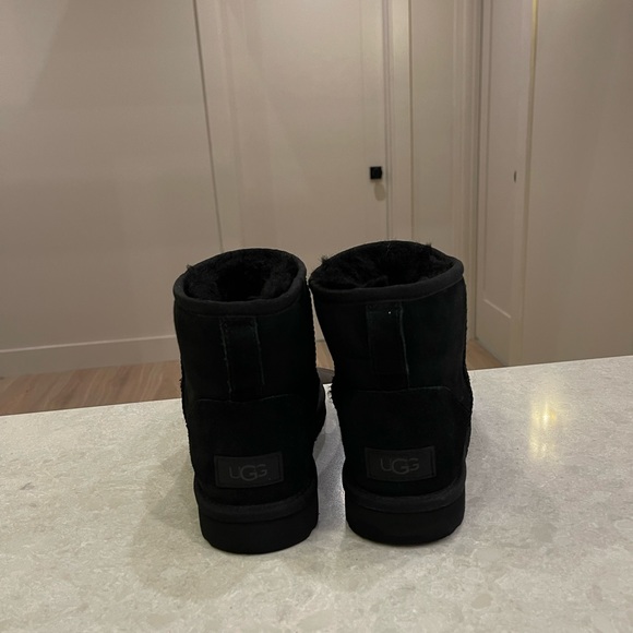 New UGG Women’s Black Classic Mini II Boot, Size US 7 - Picture 11 of 13